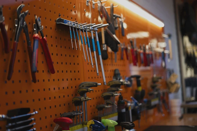 Mur d’outils de l’atelier de réparation KOMUT