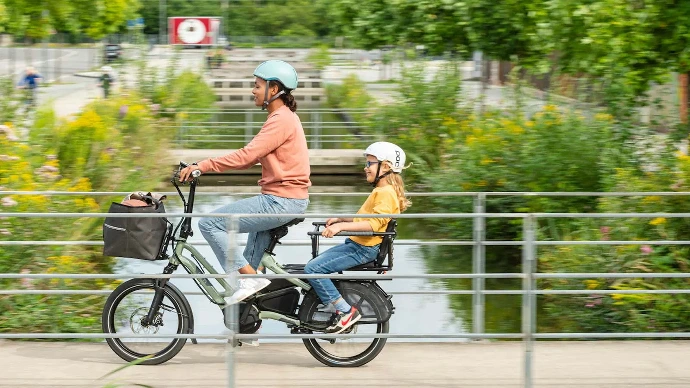 Enfant installé dans le Clubhouse Mini d'un Tern HSD