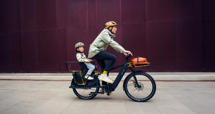 Parent et enfant sur un vélo longtail électrique Riese & Müller Multicharger à Bruxelles
