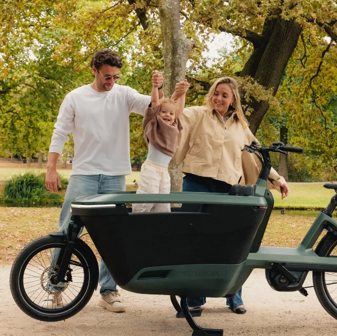 Famille avec un vélo cargo électrique Lovens, reprise de vélo chez KOMUT Bikes